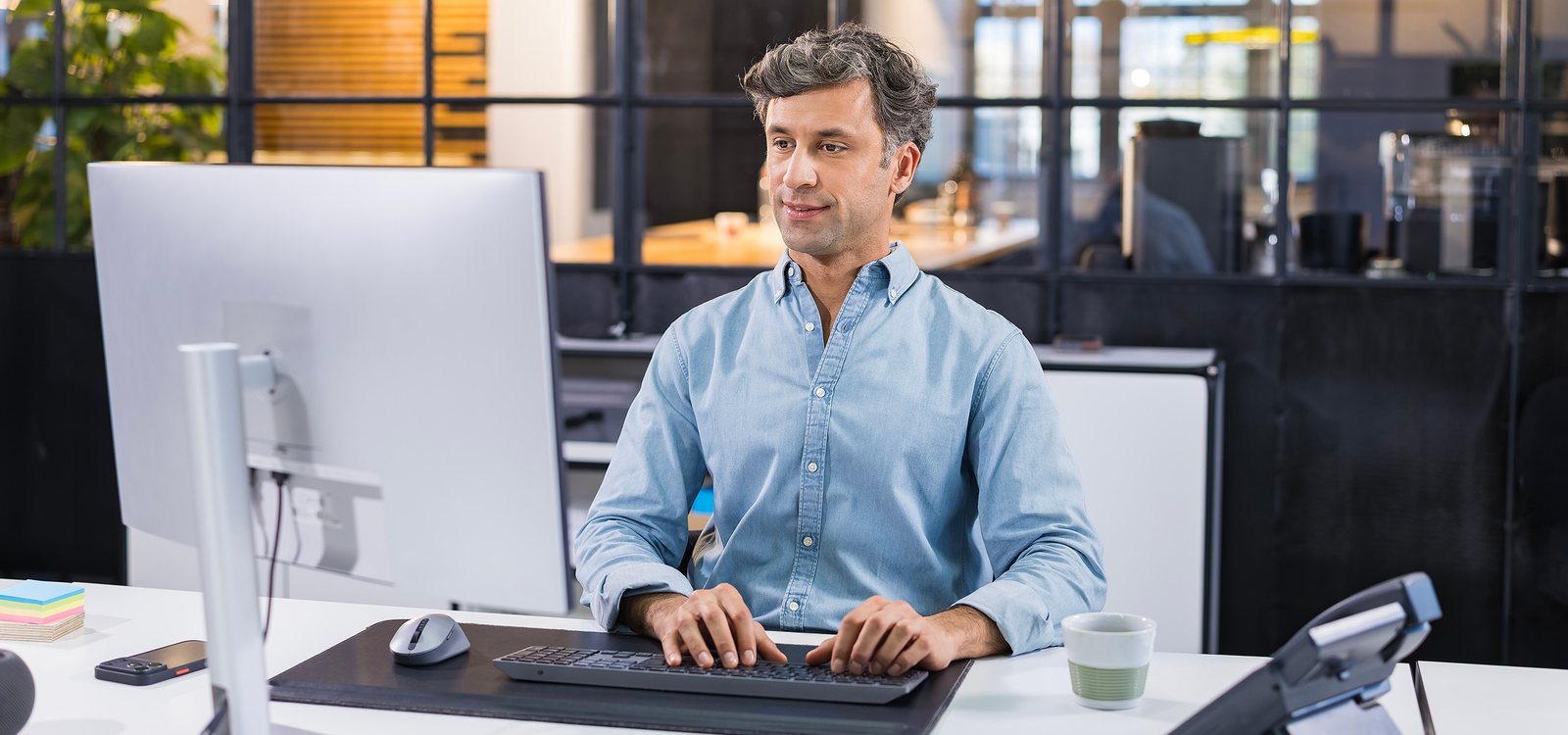 Man using Abloy Primo access control software at his desk